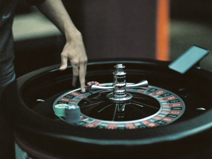 Roulette dengan racetrack terbuka atas screen phone kat meja live